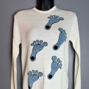 The Looking Glass White Crewneck Sweater w/Blue feet Appliqués Women MD Tar Heel